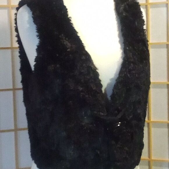Trina Turk Lg Cropped Furry Vest - Picture 10 of 16